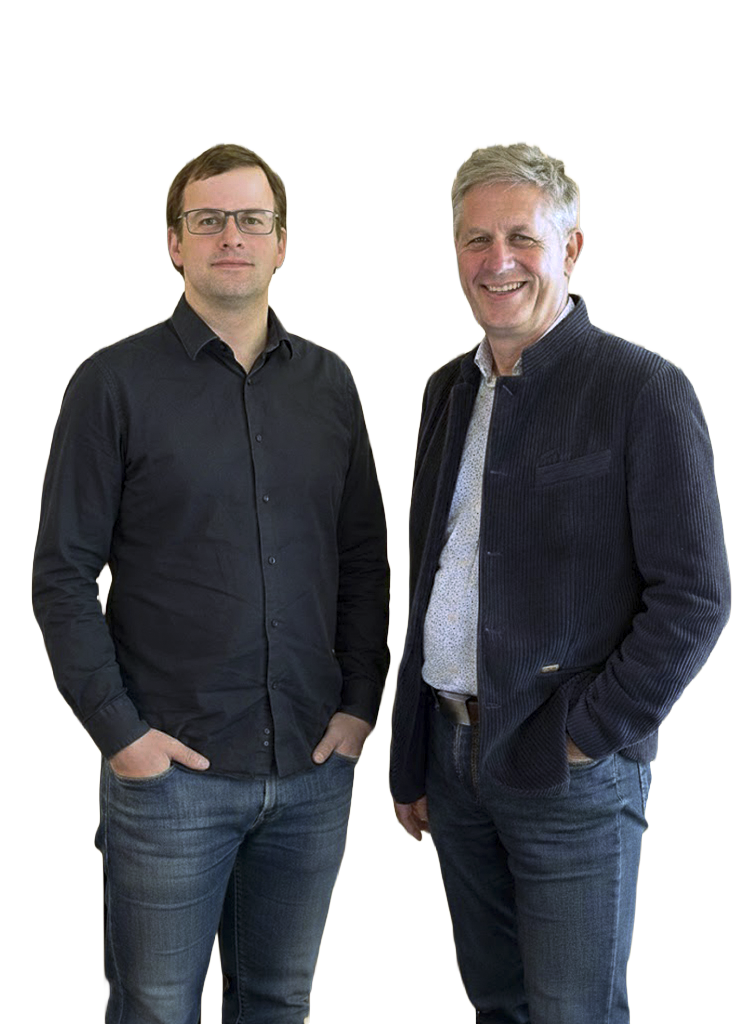 Manfred Schmid und Wolfgang Hackl vor der Akustikholz-Wand im Büro Füssen